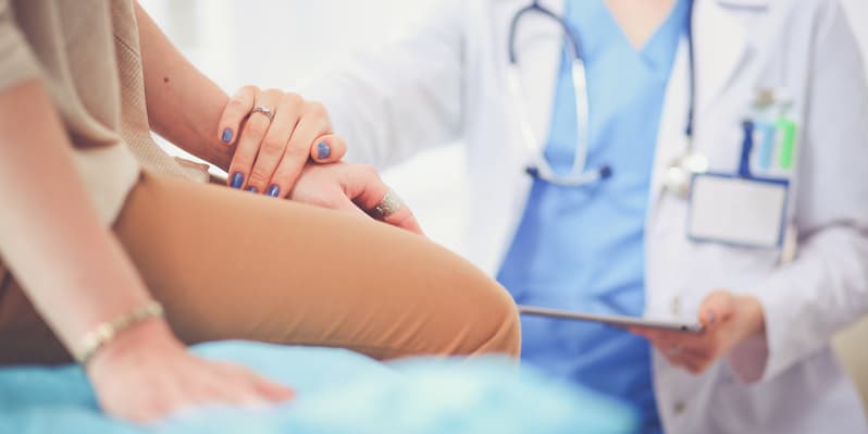 Badania po poronieniu - lekarz podczas konsultacji okazuje wsparcie i troskę swojej pacjentce.