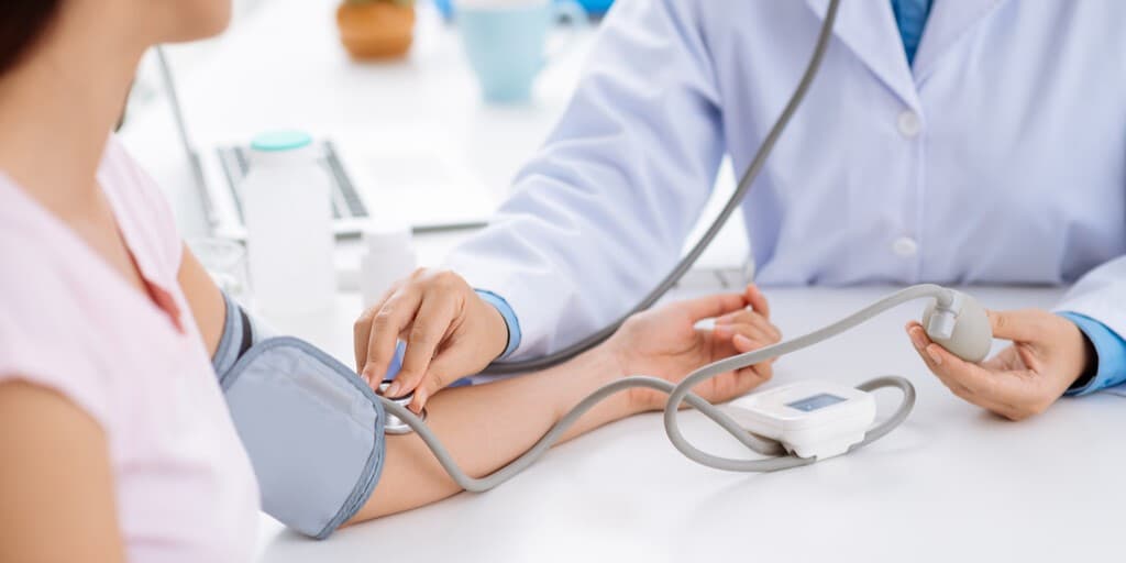 Prawidłowe mierzenie ciśnienia - lekarz mierzący ciśnienie pacjentowi